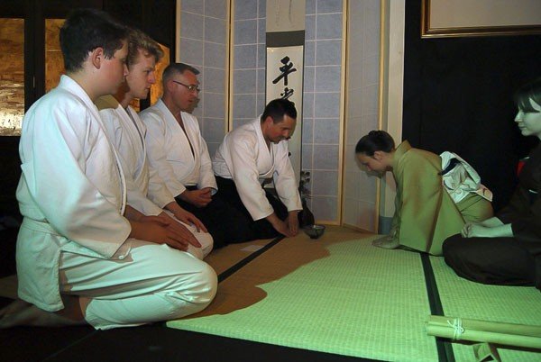 parzyli-herbate-i-walczyli-wrecz-po-spotkaniu-z-kultura-japonii-foto-40761