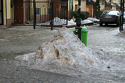 Ślizgawka na chodniku przy 1 Maja.