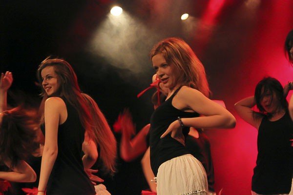 modzi-artysci-spiewali-i-tanczyli-az-sie-scena-trzesa-foto-40782