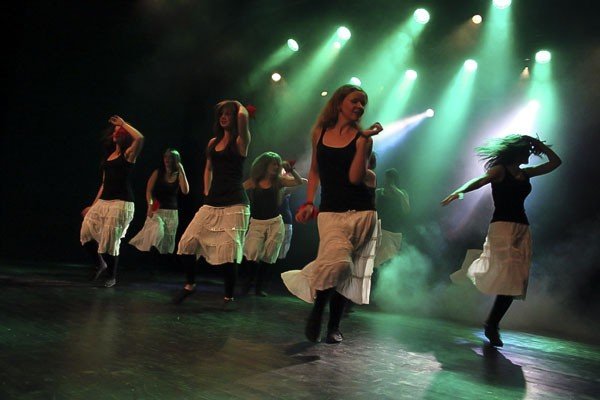modzi-artysci-spiewali-i-tanczyli-az-sie-scena-trzesa-foto-40782