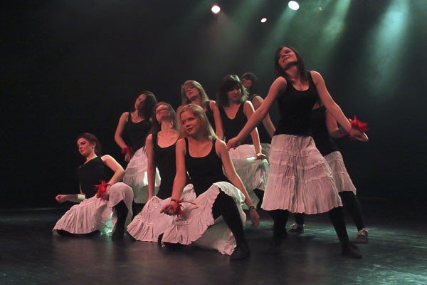 modzi-artysci-spiewali-i-tanczyli-az-sie-scena-trzesa-foto-40782