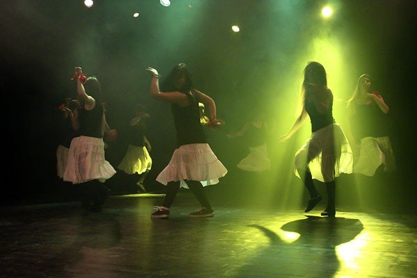 modzi-artysci-spiewali-i-tanczyli-az-sie-scena-trzesa-foto-40782