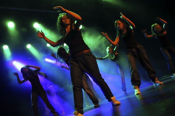 modzi-artysci-spiewali-i-tanczyli-az-sie-scena-trzesa-foto-40782