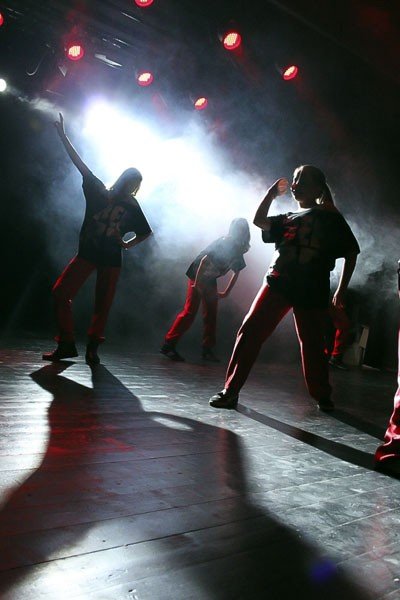 modzi-artysci-spiewali-i-tanczyli-az-sie-scena-trzesa-foto-40782