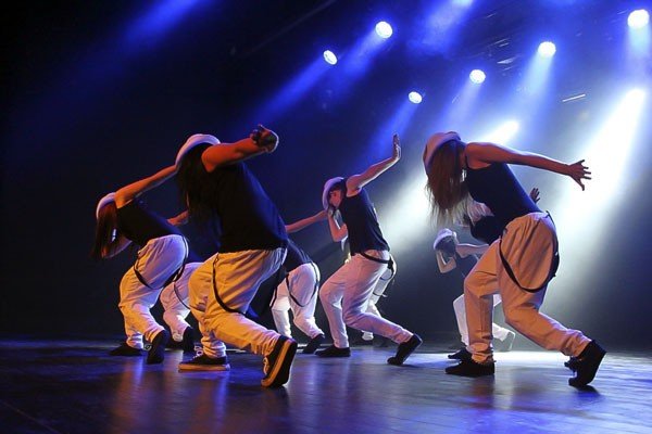 modzi-artysci-spiewali-i-tanczyli-az-sie-scena-trzesa-foto-40782