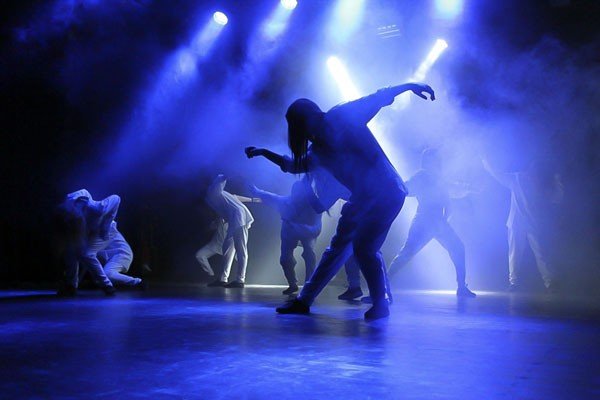 modzi-artysci-spiewali-i-tanczyli-az-sie-scena-trzesa-foto-40782