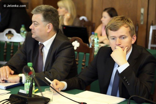 – Jak podwyżka ma się do wychodzenia naprzeciw młodym rodzicom? – zastanawia się Oliwer Kubicki, radny PiS