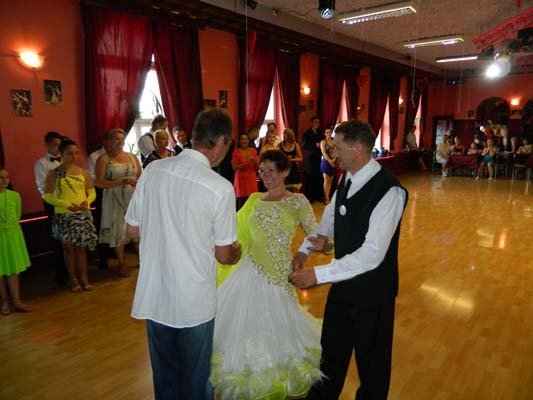 przedwakacyjny-pokaz-taneczny-w-szkole-beaty-i-tomasza-tabor-foto-40808