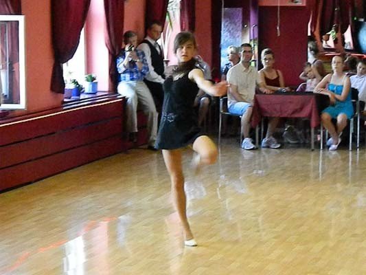 przedwakacyjny-pokaz-taneczny-w-szkole-beaty-i-tomasza-tabor-foto-40808