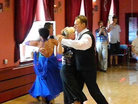 przedwakacyjny-pokaz-taneczny-w-szkole-beaty-i-tomasza-tabor-foto-40808