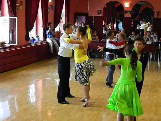 przedwakacyjny-pokaz-taneczny-w-szkole-beaty-i-tomasza-tabor-foto-40808