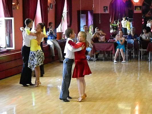 przedwakacyjny-pokaz-taneczny-w-szkole-beaty-i-tomasza-tabor-foto-40808