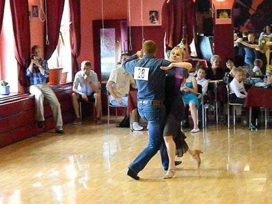 przedwakacyjny-pokaz-taneczny-w-szkole-beaty-i-tomasza-tabor-foto-40808