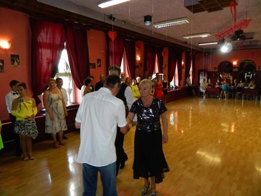 przedwakacyjny-pokaz-taneczny-w-szkole-beaty-i-tomasza-tabor-foto-40808