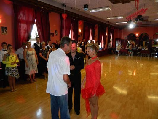 przedwakacyjny-pokaz-taneczny-w-szkole-beaty-i-tomasza-tabor-foto-40808