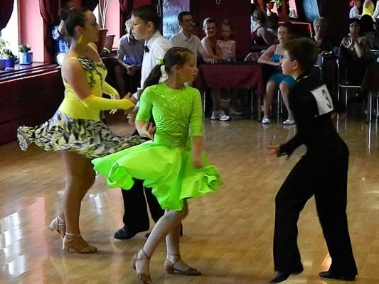przedwakacyjny-pokaz-taneczny-w-szkole-beaty-i-tomasza-tabor-foto-40808