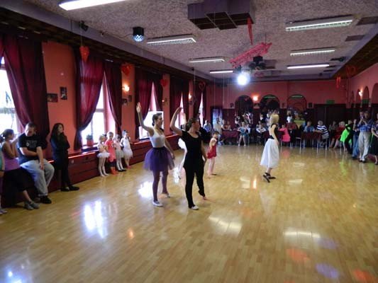 przedwakacyjny-pokaz-taneczny-w-szkole-beaty-i-tomasza-tabor-foto-40808