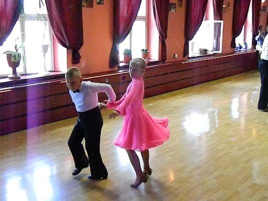 przedwakacyjny-pokaz-taneczny-w-szkole-beaty-i-tomasza-tabor-foto-40808