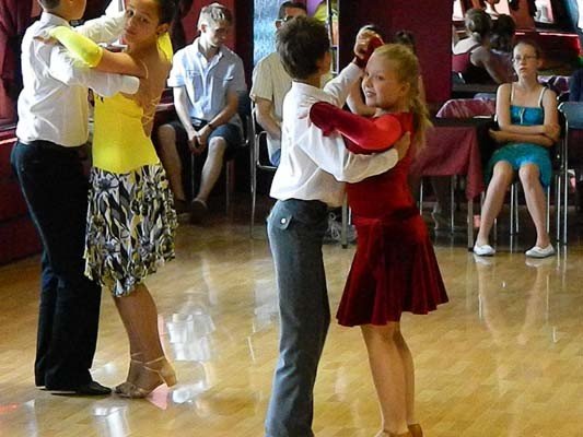 przedwakacyjny-pokaz-taneczny-w-szkole-beaty-i-tomasza-tabor-foto-40808