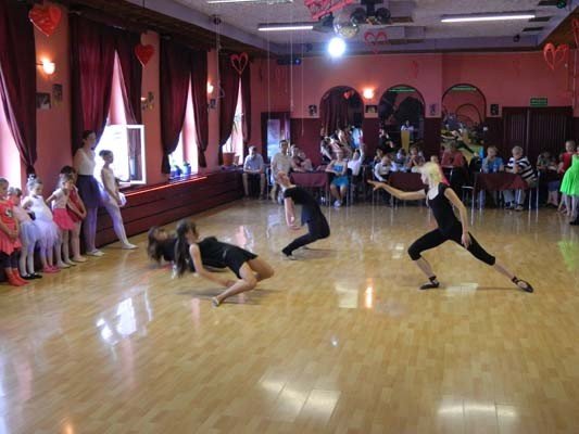 przedwakacyjny-pokaz-taneczny-w-szkole-beaty-i-tomasza-tabor-foto-40808