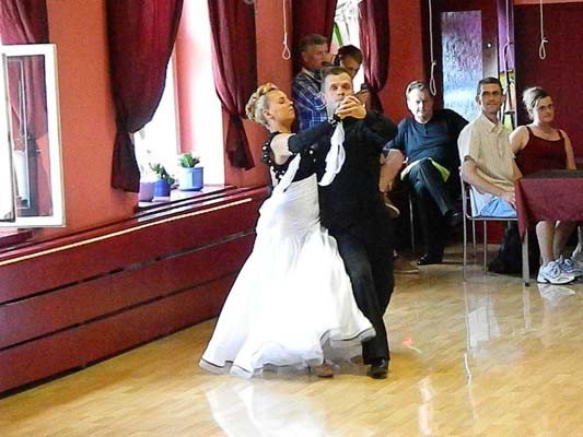przedwakacyjny-pokaz-taneczny-w-szkole-beaty-i-tomasza-tabor-foto-40808