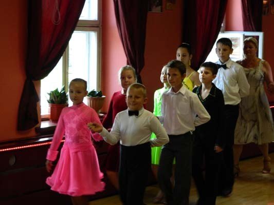 przedwakacyjny-pokaz-taneczny-w-szkole-beaty-i-tomasza-tabor-foto-40808