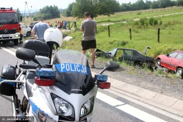 kolizja-w-radomierzutrzy-auta-mocno-uszkodzone-ruch-odbywa-sie-wahadowo-foto-40854