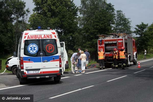 kolizja-w-radomierzutrzy-auta-mocno-uszkodzone-ruch-odbywa-sie-wahadowo-foto-40854