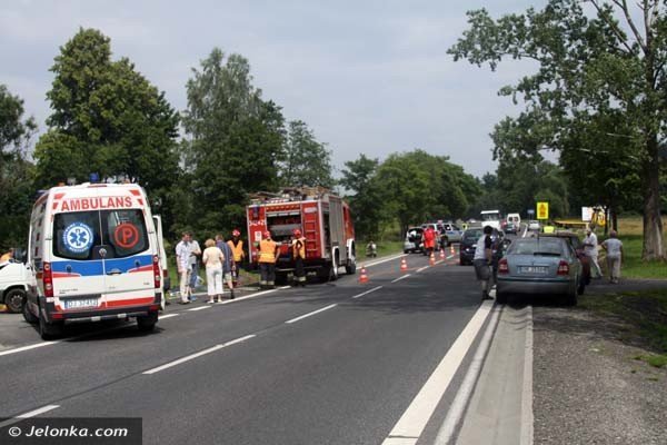 kolizja-w-radomierzutrzy-auta-mocno-uszkodzone-ruch-odbywa-sie-wahadowo-foto-40854