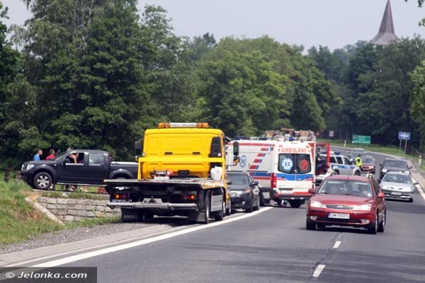 kolizja-w-radomierzutrzy-auta-mocno-uszkodzone-ruch-odbywa-sie-wahadowo-foto-40854