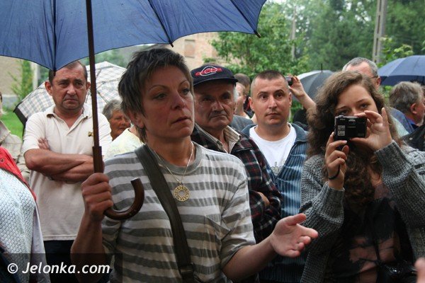 byy-proboszcz-musi-opuscic-plebanie-i-karpniki-ale-nie-chce-foto-40903