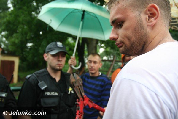 byy-proboszcz-musi-opuscic-plebanie-i-karpniki-ale-nie-chce-foto-40903