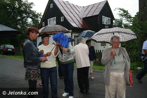 byy-proboszcz-musi-opuscic-plebanie-i-karpniki-ale-nie-chce-foto-40903