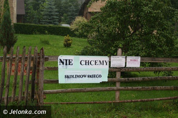 byy-proboszcz-musi-opuscic-plebanie-i-karpniki-ale-nie-chce-foto-40903