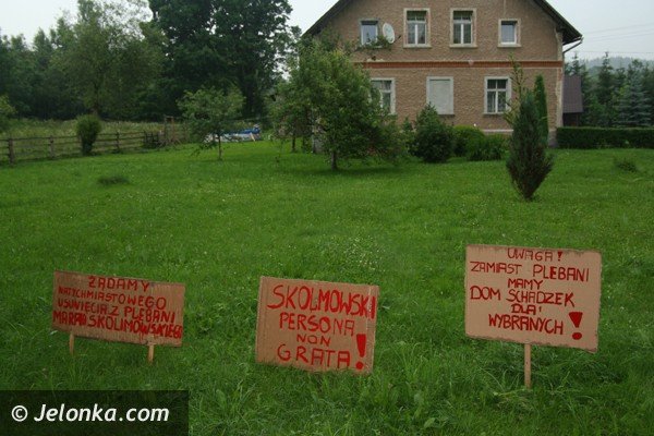 byy-proboszcz-musi-opuscic-plebanie-i-karpniki-ale-nie-chce-foto-40903
