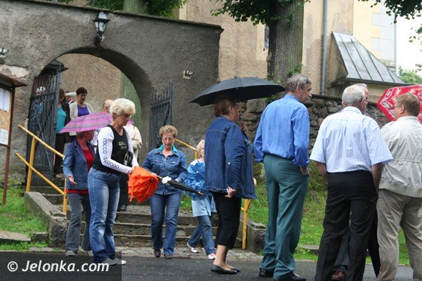 byy-proboszcz-musi-opuscic-plebanie-i-karpniki-ale-nie-chce-foto-40903