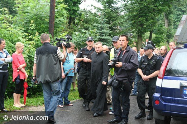 byy-proboszcz-musi-opuscic-plebanie-i-karpniki-ale-nie-chce-foto-40903