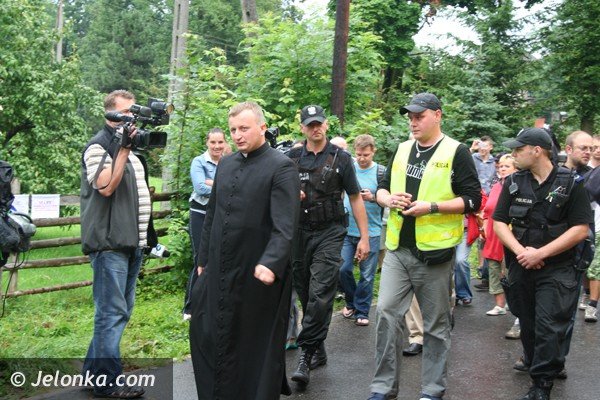 byy-proboszcz-musi-opuscic-plebanie-i-karpniki-ale-nie-chce-foto-40903