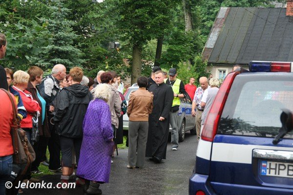 byy-proboszcz-musi-opuscic-plebanie-i-karpniki-ale-nie-chce-foto-40903