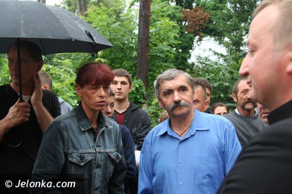 byy-proboszcz-musi-opuscic-plebanie-i-karpniki-ale-nie-chce-foto-40903