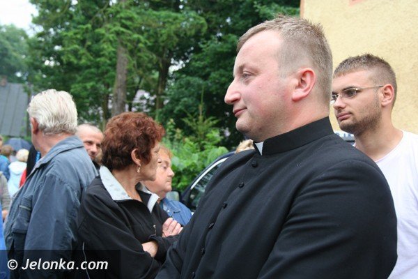byy-proboszcz-musi-opuscic-plebanie-i-karpniki-ale-nie-chce-foto-40903