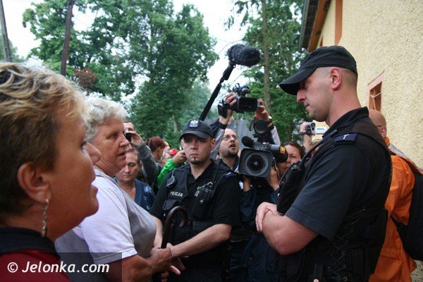 byy-proboszcz-musi-opuscic-plebanie-i-karpniki-ale-nie-chce-foto-40903