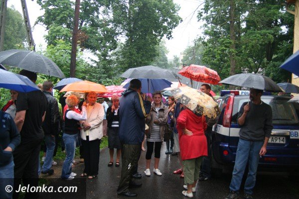 byy-proboszcz-musi-opuscic-plebanie-i-karpniki-ale-nie-chce-foto-40903