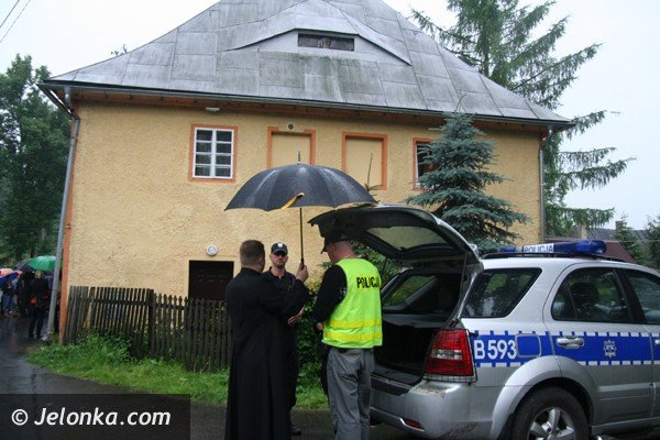 byy-proboszcz-musi-opuscic-plebanie-i-karpniki-ale-nie-chce-foto-40903