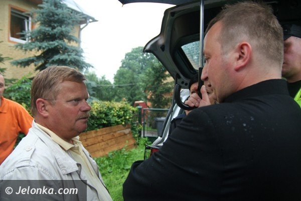 byy-proboszcz-musi-opuscic-plebanie-i-karpniki-ale-nie-chce-foto-40903