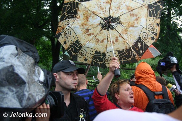 byy-proboszcz-musi-opuscic-plebanie-i-karpniki-ale-nie-chce-foto-40903