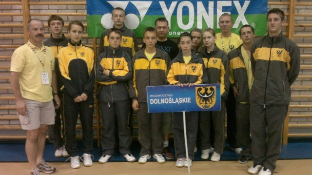 Reprezentacja Dolnego Śląska – w I rzędzie od lewej: Zbigniew GOLDWASSER (trener UKS 2 SOBÓTKA), Klaudia SOCHA (KS CHOJNIK), Kamil SŁUPEK (KS CHOJNIK), Sebastian REGEŃCZUK (SKS MatchPoint Ślęza), Jagoda Goldwasser (UKS 2