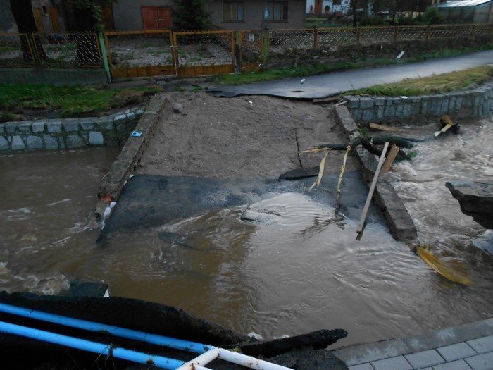 po-nawanicy-podtopienia-zniszczone-drogi-nie-ma-przejazdu-przez-maciejowa-foto-40929
