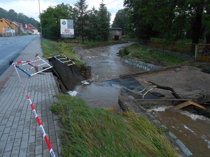 po-nawanicy-podtopienia-zniszczone-drogi-nie-ma-przejazdu-przez-maciejowa-foto-40929