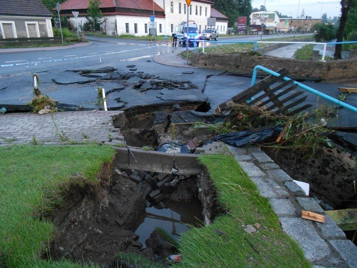 po-nawanicy-podtopienia-zniszczone-drogi-nie-ma-przejazdu-przez-maciejowa-foto-40929